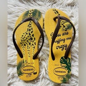 Havaianas big kids size 2Y Giraffe glitter flip flops.